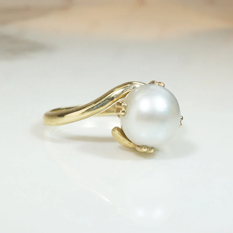 Curvaceous Vintage Pearl Solitaire Ring