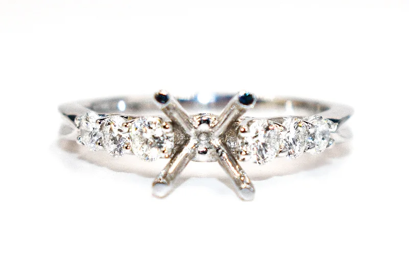 Round Diamond Engagement Ring