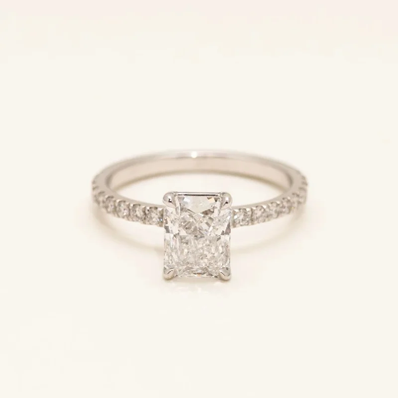 Radiant Cut Diamond Engagement Ring in 18kt White Gold (1 3/4ct tw)