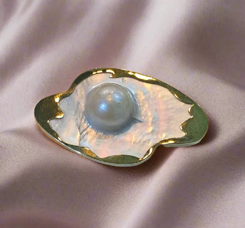 Brooch in 18k gold, Mabe pearl with a Mother of Pearl, centered in 18k gold, one of a kind, handmade