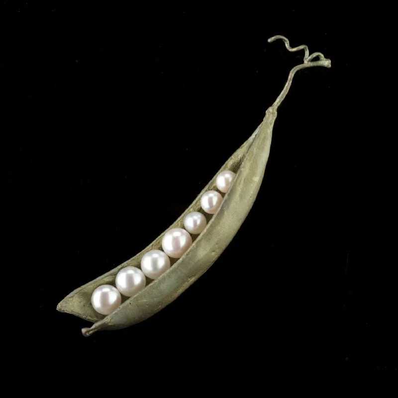 Pea Pod Brooch - 7 Pearls